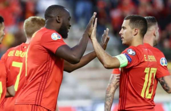 Lukaku e Hazard comandaram a Bélgica na goleada. (Foto: VIRGINIE LEFOUR / AFP)