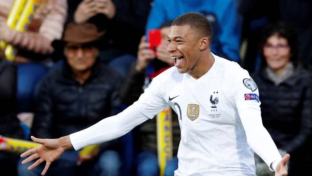 França goleia Andorra e lidera nas Eliminatórias da Euro; Itália vence de virada