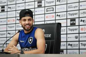 Zagueiro Gabriel elogia momento vivido pelo Botafogo após chegada de Barroca