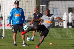 Corinthians tem volta de Vagner Love, mas Boselli vira desfalque