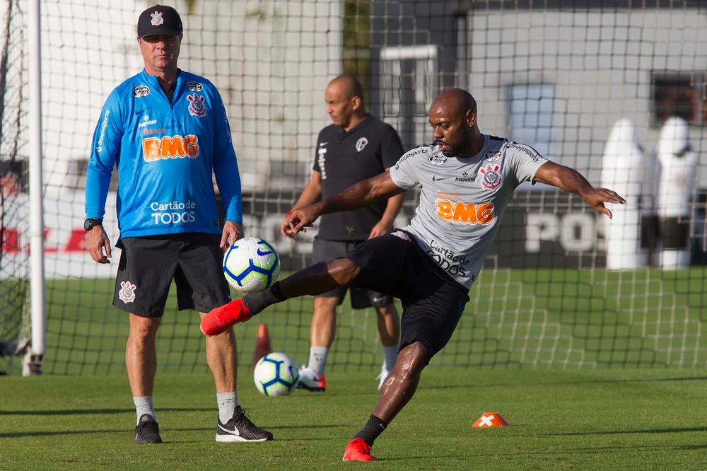 Corinthians tem volta de Vagner Love, mas Boselli vira desfalque