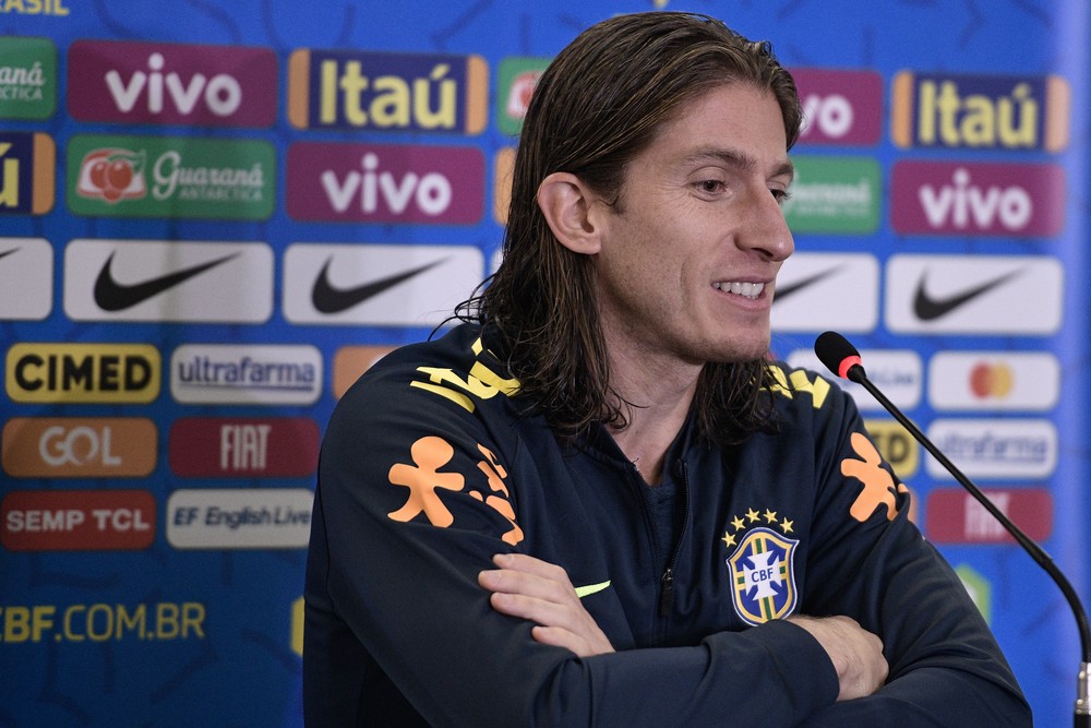 Filipe Luís critica falta de água quente no vestiário do Pacaembu