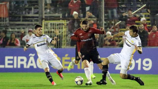 Brasil é surpreendido pelo Criciúma -  JONATHAN SILVA / GEB