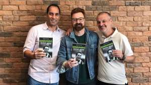 Edmundo se emociona ao homenagear Osmar Santos em lançamento de biografia