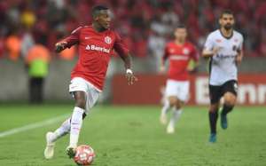 Edenílson treina pelo Inter e deve enfrentar o Bahia no Beira-Rio