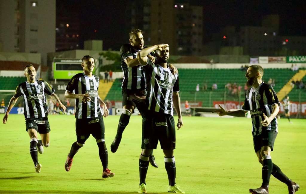 O zagueiro Ruan Renato apareceu no ataque para garantir três pontos ao Figueirense (Foto: Matheus Dias/FFC)