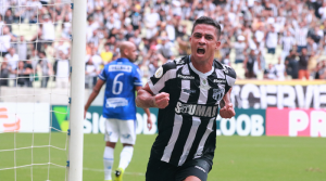 Na mira de rivais do Brasileirão, atacante não é relacionado pelo Ceará