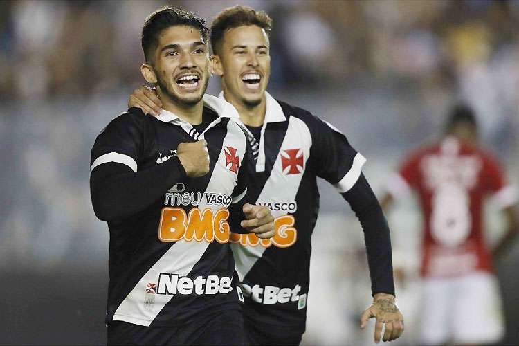 Em meio à greve de funcionários, elenco do Vasco foca no Ceará para deixar degola