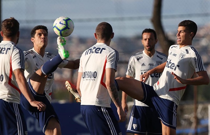 São Paulo enfrenta o Atlético-MG para amenizar a crise