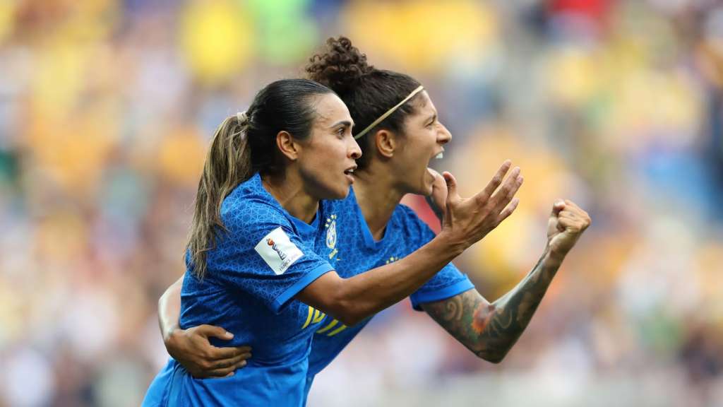 Marta e Cristiane marcam, mas Brasil sofre virada para a Austrália na Copa do Mundo da França.
