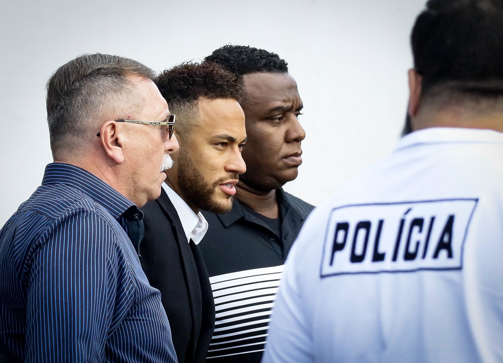 De muletas, Neymar chega à delegacia para prestar depoimento