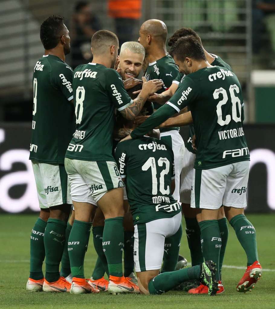 Palmeiras vence e segue líder isolado no Brasileirão