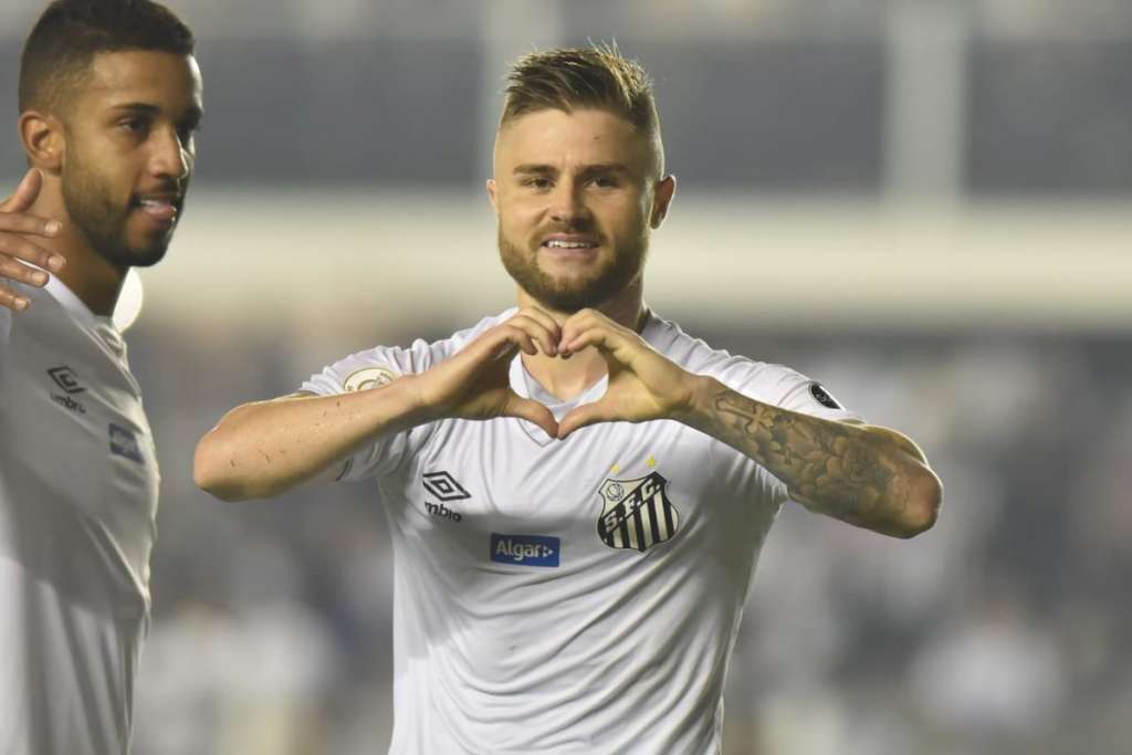 Eduardo Sasha ajudou o Santos a garantir a vitória no clássico