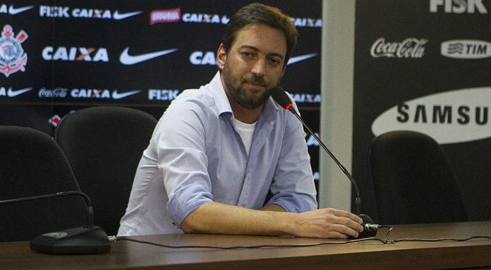 Diretor do Corinthians adota cautela sobre negociação com Gil