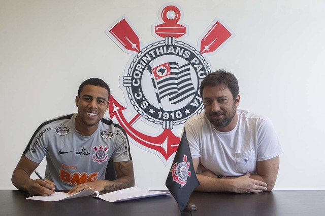 Corinthians confirma renovação de Gustavo até o fim de 2022