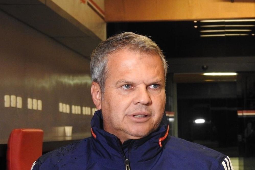 Preparador físico Carlinhos Neves pede demissão e anuncia saída do São Paulo