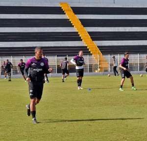 XV perde dois laterais em cinco dias, mas mantém planos de não contratar reforços