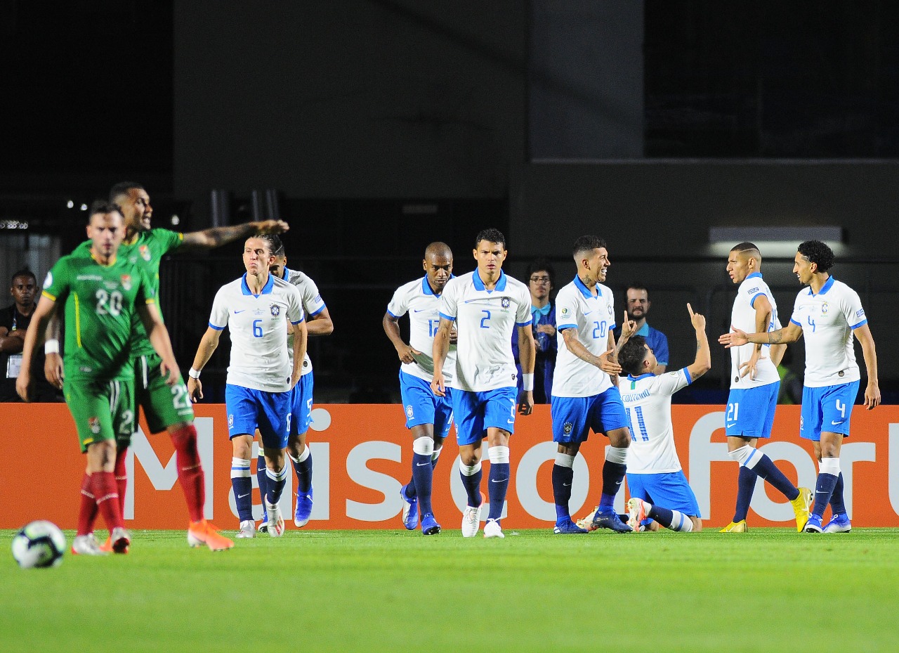 Destaque da estreia, Coutinho minimiza vaias e admite nervosismo da seleção