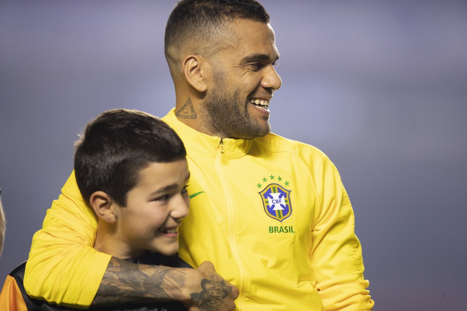 Daniel Alves critica clubismo da torcida e pede conexão entre público e seleção