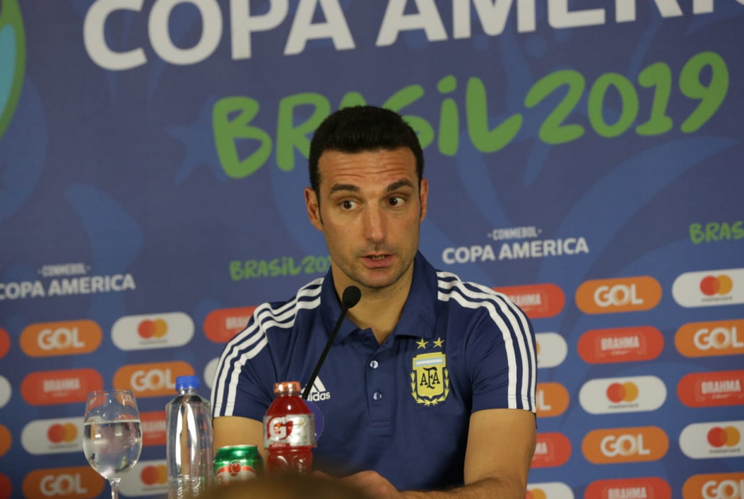 Novato, técnico da Argentina recorre a velhos amigos para reerguer seleção