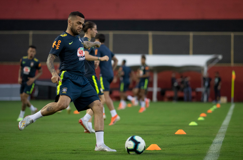 Remanescente de derrota para Venezuela, Daniel Alves elogia evolução do rival