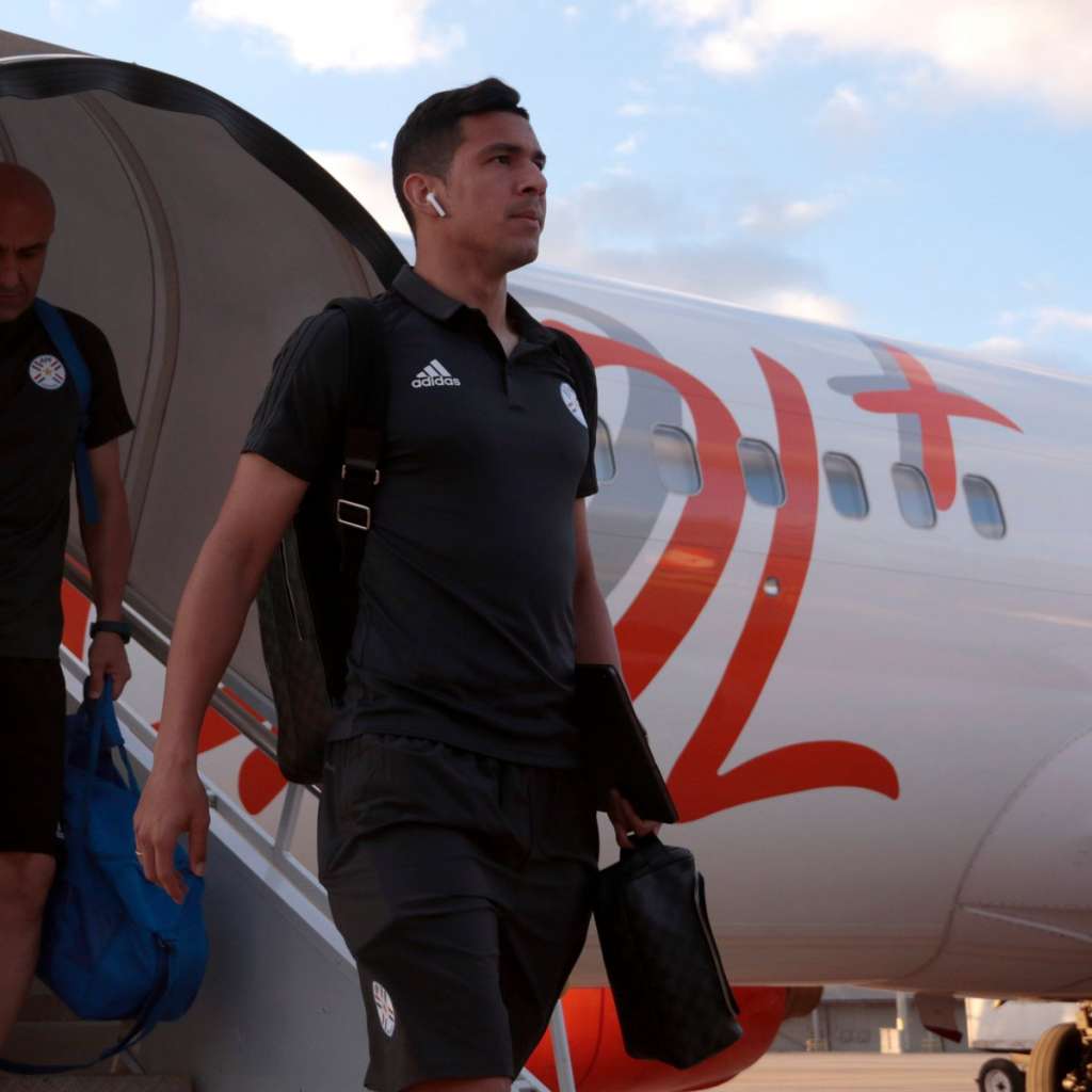 Após empate com Catar, seleção paraguaia desembarca em BH em silêncio