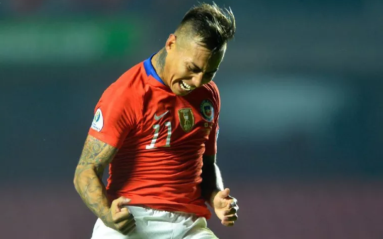 Chilenos comemoram feito histórico do atacante Eduardo Vargas na Copa América