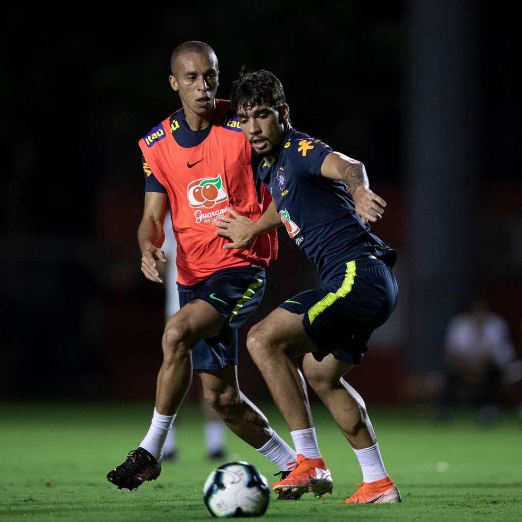 Tite recorre a apelidos e brincadeiras para se aproximar do elenco da seleção