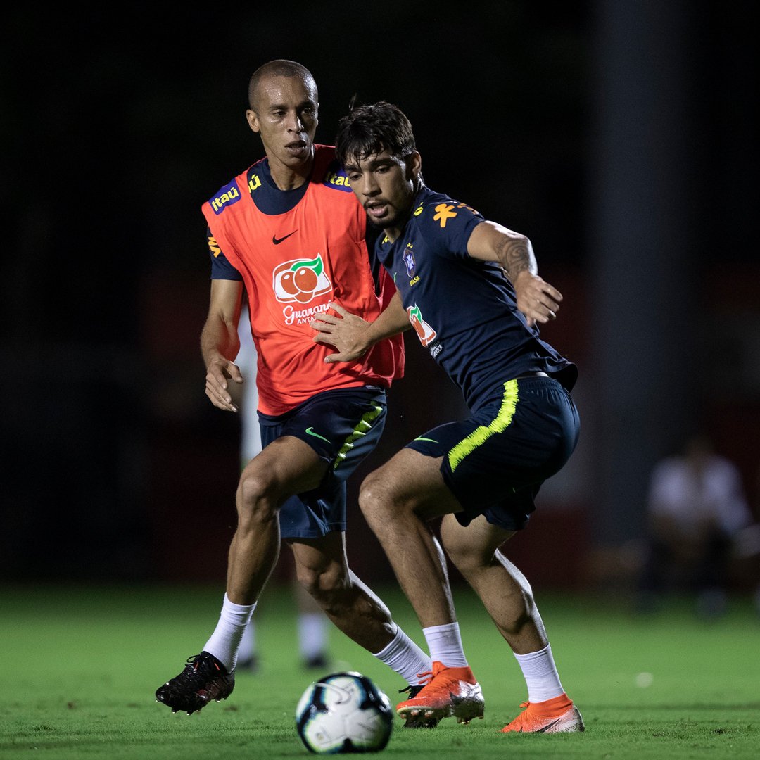 Tite recorre a apelidos e brincadeiras para se aproximar do elenco da seleção