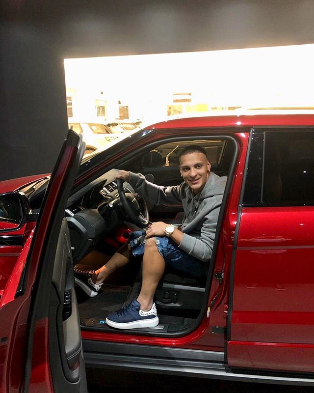 Campeão com a Seleção Olímpica, atacante do São Paulo ganha carro de luxo