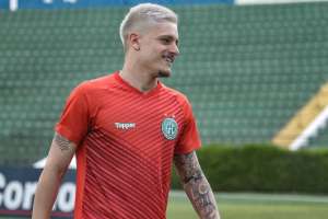 Em recuperação de lesão, atacante do Guarani volta a correr em volta do gramado