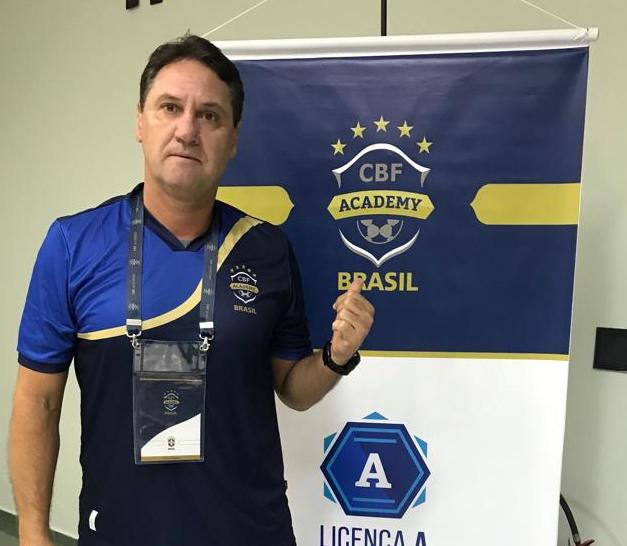 Após curso na CBF, João Brigatti analisa propostas do mercado