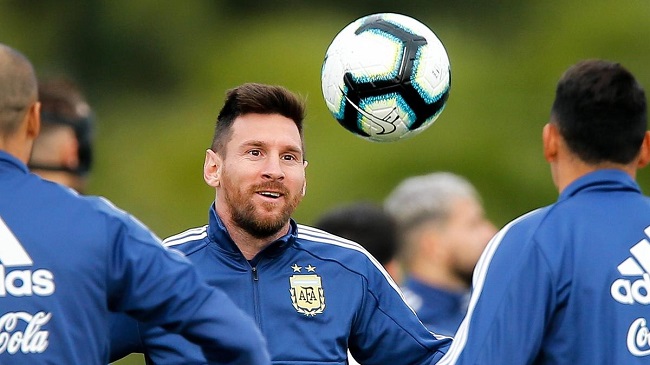 Treino da Argentina em BH é marcado por conversa de Messi e Scaloni com elenco