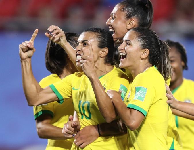 Maior artilheira das Copas, Marta celebra feito: ‘Dedico às mulheres’