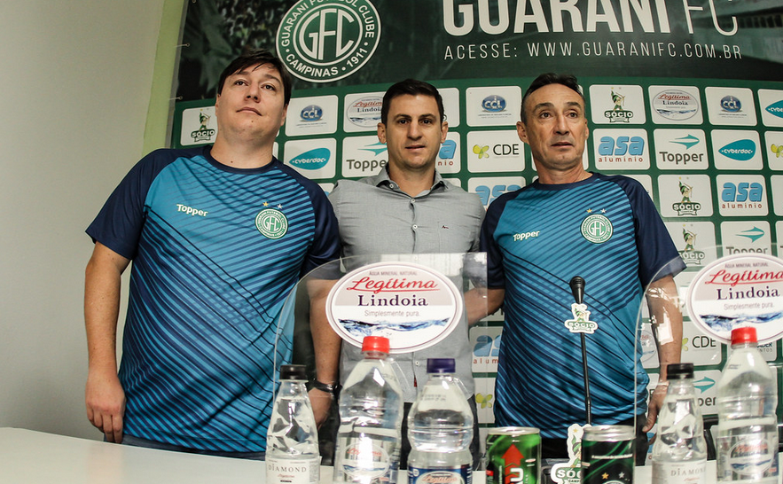 Roberto Fonseca Júnior acompanha o pai na chegada ao Bugre. (Foto: Letícia Martins/Guarani Futebol Clube)