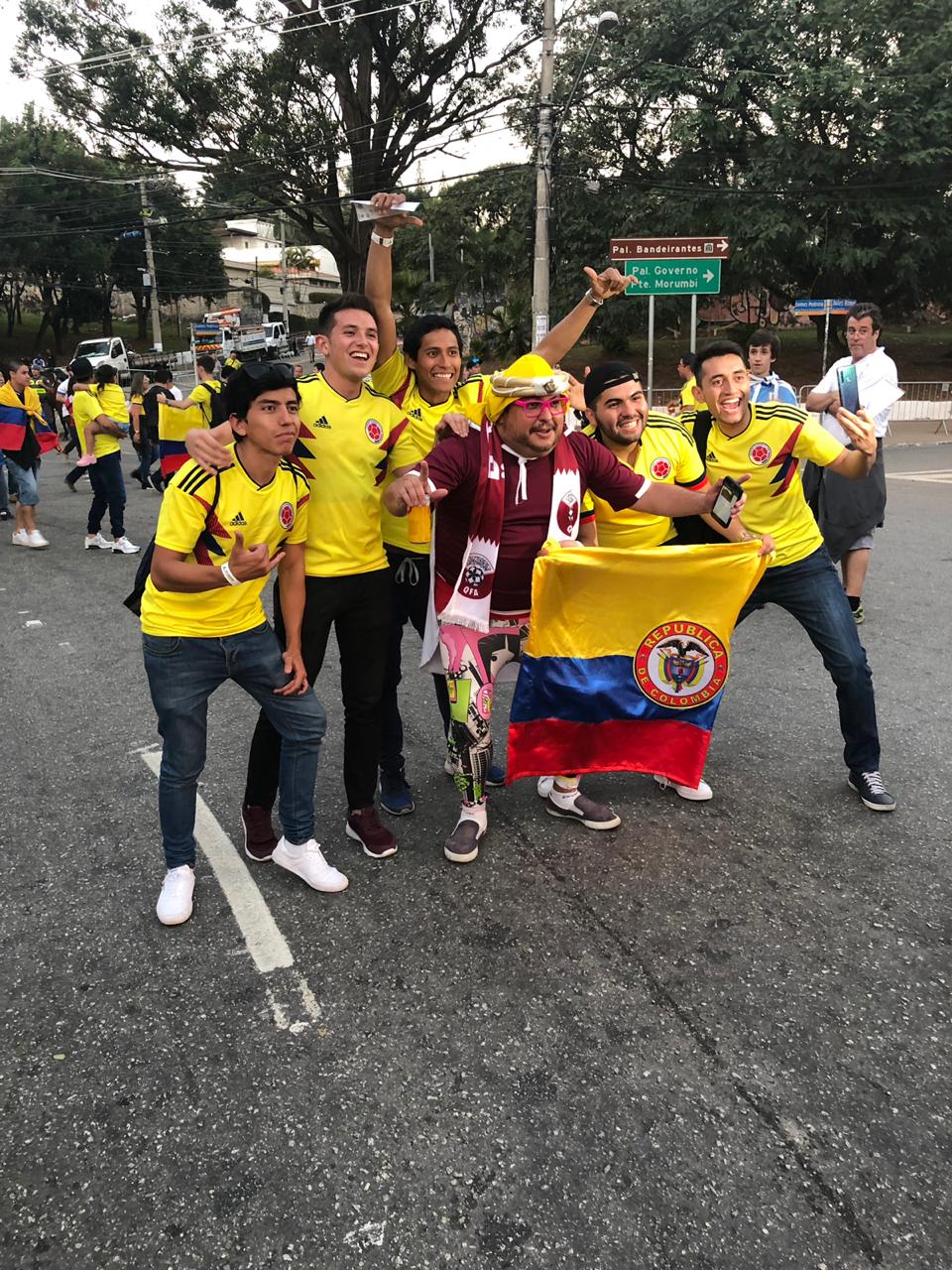 Copa América: Animados com a estreia, colombianos se divertem na porta do Morumbi