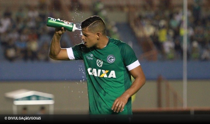 Lucão, artilheiro do Goiás na Série B, pode voltar para o Brasileirão
