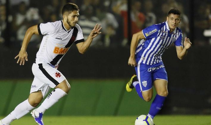 Alberto Valentim não deve mexer no esquema do Avaí, mas monitora reforços