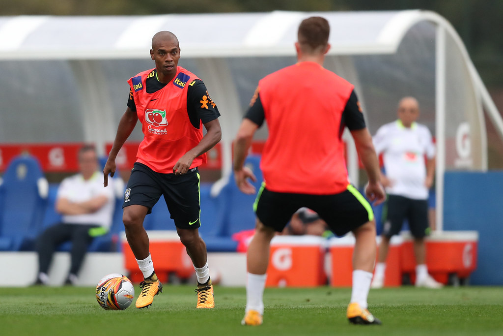 Com dores no joelho, Fernandinho deve ser desfalque na seleção contra o Peru