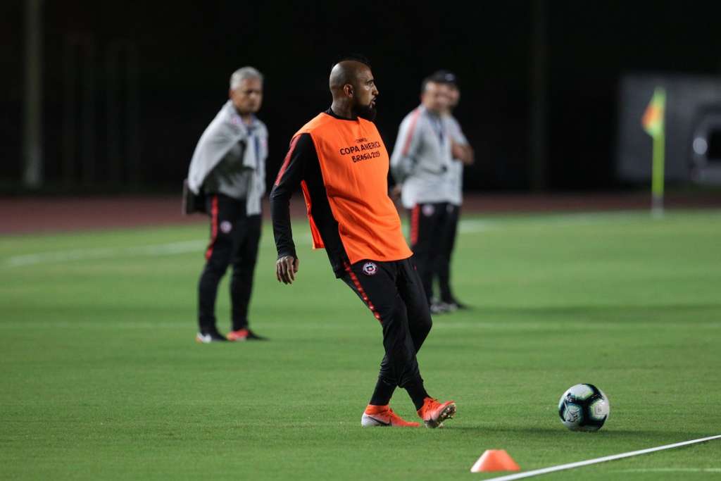 Vidal fica fora de treino e se torna dúvida do Chile para 3ª rodada