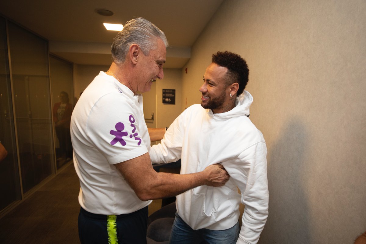 Neymar visita concentração da seleção em São Paulo e ganha apoio dos colegas