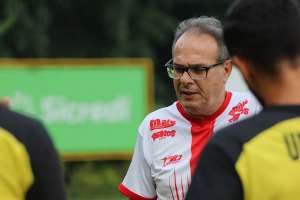 Jogadores 'derrubam' técnico de time da Série D antes de jogo decisivo