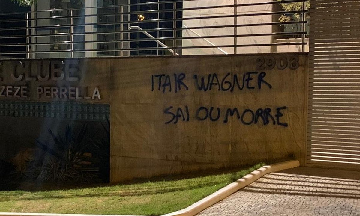 Sede do Cruzeiro tem pichação contra a diretoria: ‘Itair Wagner sai ou morre’