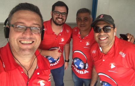 Equipe Pimba ao lado da Internacional
