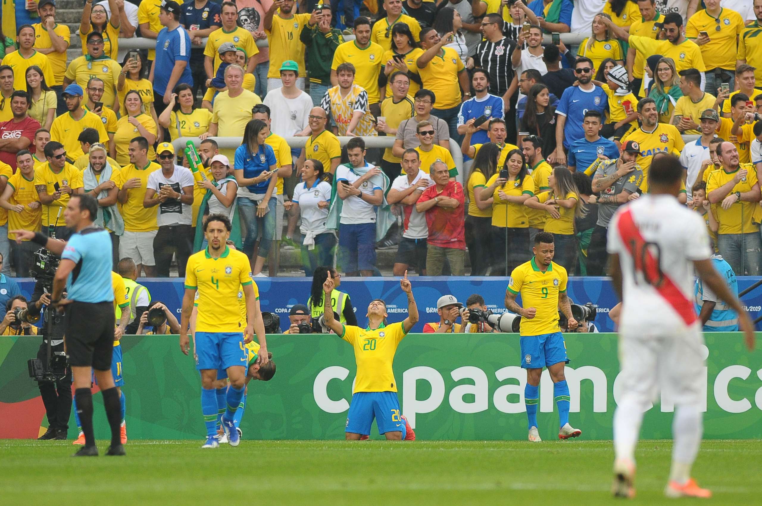 Cara virada, Cebolinha barrigudo e Peru caído. Veja as imagens da goleada da Seleção!