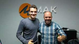 Zagueiro dá chutão e acaba quebrando vidro de cabine de rádio na Série D. Veja!