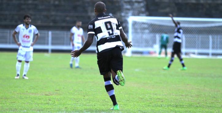 Raphael Macena comemora o gol do XV de Piracicaba