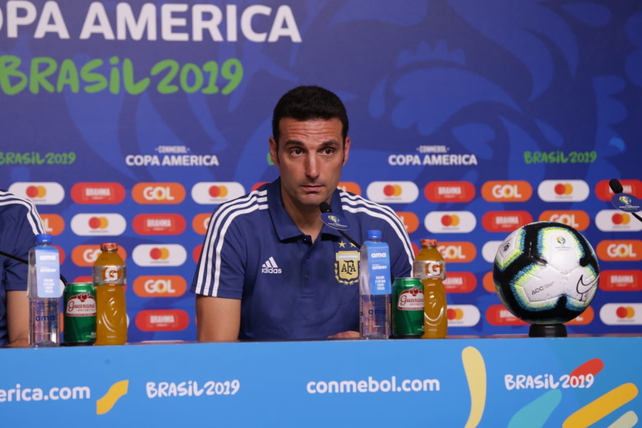Copa América: Scaloni elogia Argentina e volta a reclamar de gramado