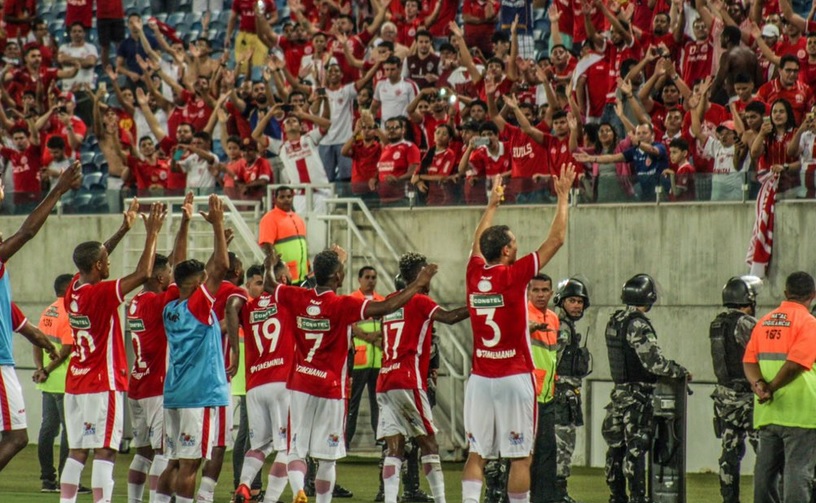 Jogadores do América-RN comemoram a classificação ao lado dos torcedores