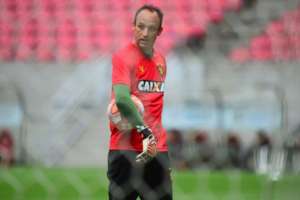 Ídolo do Sport, Magrão continua sumido, desperta boatos e recebe prazo da diretoria